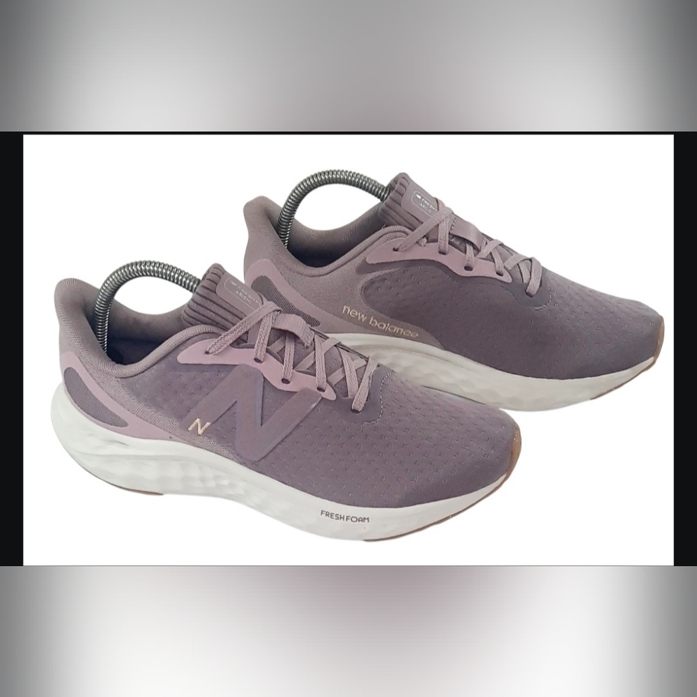 New Balance Women's Fresh Foam Arishi V4 running shoe.Lilac Chalk/Violet Size 9
